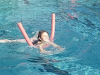 Schwimmkurs der 2b mit der Schwimmtrainerin Salzmann Sabine