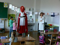 Der Nikolaus besucht die 1B