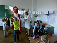 Der Nikolaus besucht die 1B