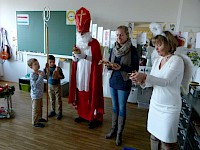 Der Nikolaus besucht die 1B