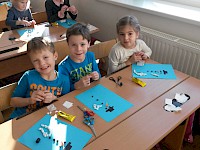 Der Kindergarten besucht die Schule