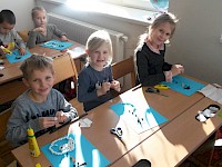 Der Kindergarten besucht die Schule