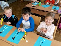 Der Kindergarten besucht die Schule