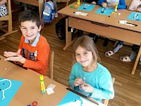 Der Kindergarten besucht die Schule