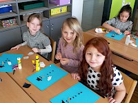 Der Kindergarten besucht die Schule