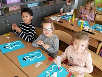 Der Kindergarten besucht die Schule