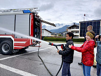 Die 4 A Klasse besucht die Feuerwehr Saalfelden