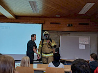 Die 4 A Klasse besucht die Feuerwehr Saalfelden